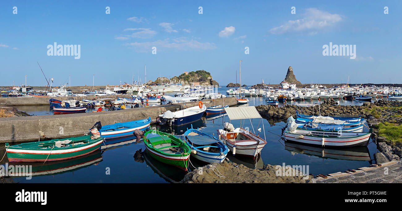 Porto del villaggio di pescatori di Aci Trezza, dietro le isole dei ciclopi, comune di Aci Castello, Catania, Sicilia, Italia Foto Stock