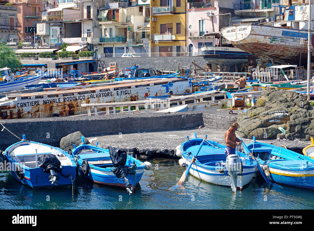 Pescatore al porto del villaggio di pescatori di Aci Trezza, comune di Aci Castello, Catania, Sicilia, Italia Foto Stock