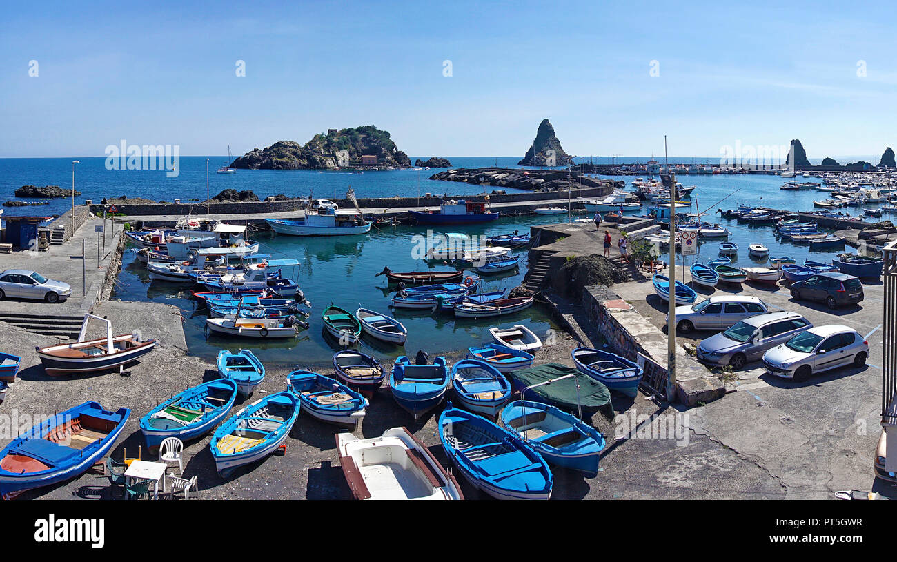 Porto del villaggio di pescatori di Aci Trezza, dietro le isole dei ciclopi, comune di Aci Castello, Catania, Sicilia, Italia Foto Stock