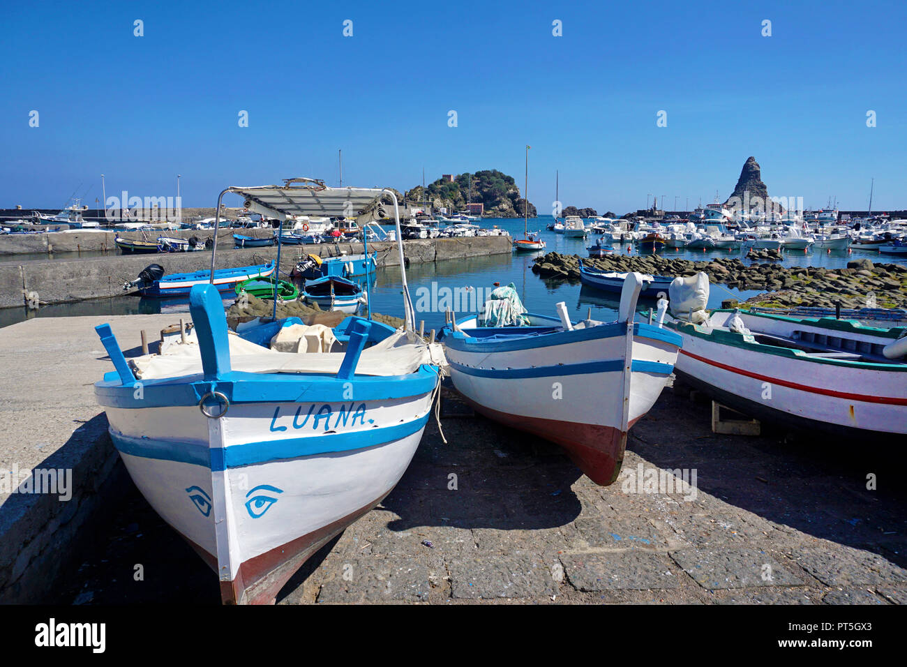 Barche da pesca al porto del villaggio di pescatori di Aci Trezza, dietro le isole dei ciclopi, comune di Aci Castello, Catania, Sicilia, Italia Foto Stock