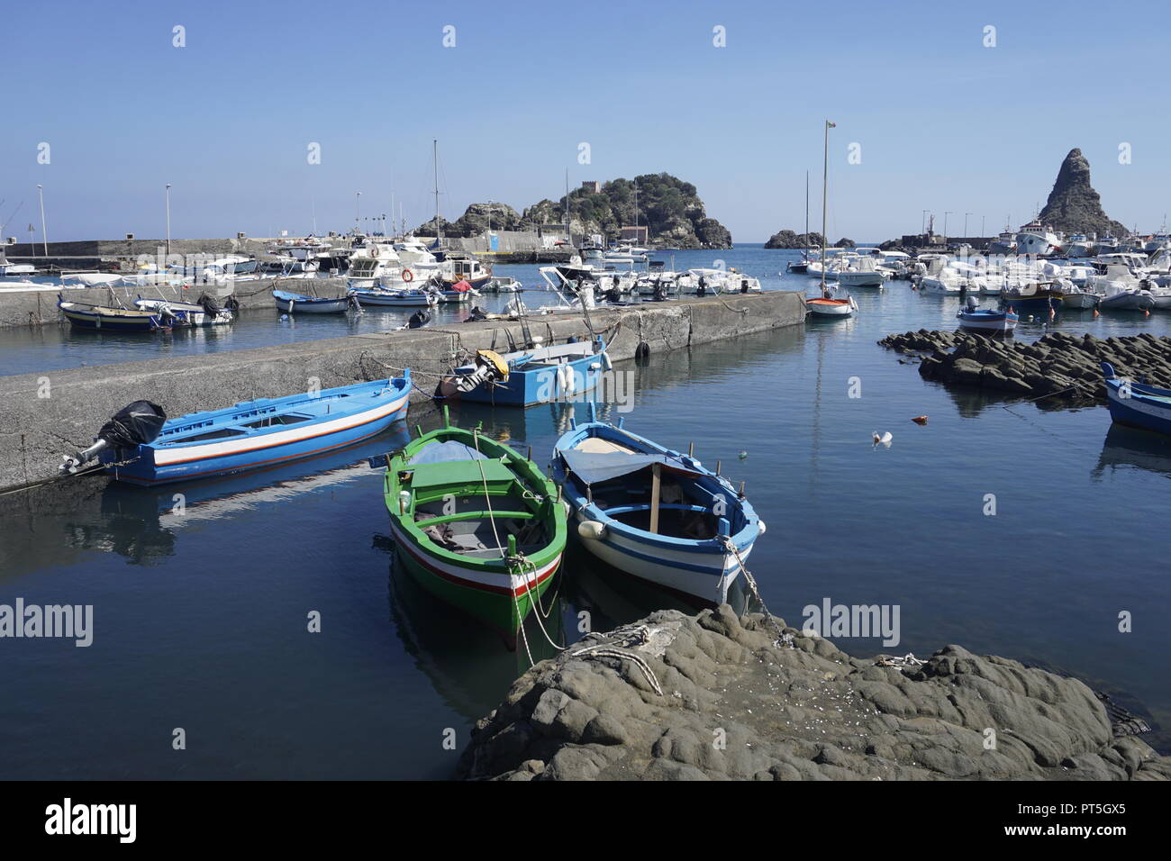 Barche da pesca al porto del villaggio di pescatori di Aci Trezza, dietro le isole dei ciclopi, comune di Aci Castello, Catania, Sicilia, Italia Foto Stock