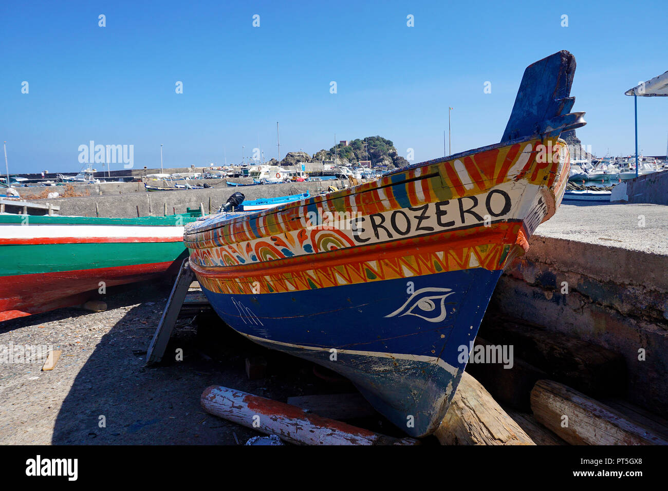 Verniciato colorato la pesca in barca al porto del villaggio di pescatori di Aci Trezza, comune di Aci Castello, Catania, Sicilia, Italia Foto Stock