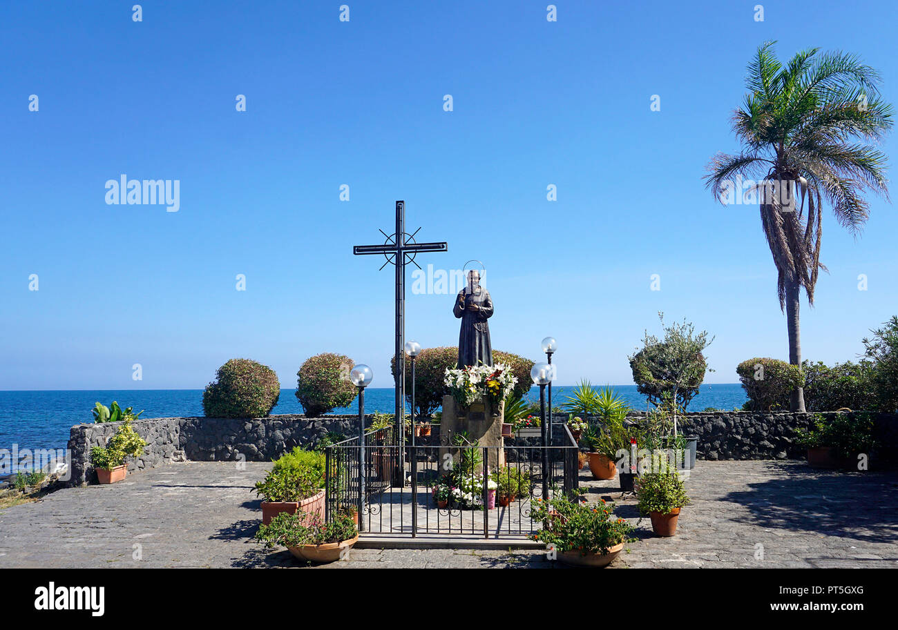 Statuel in bronzo in onore di Padre Pio a Aci Trezza, comune di Aci Castello, Catania, Sicilia, Italia Foto Stock