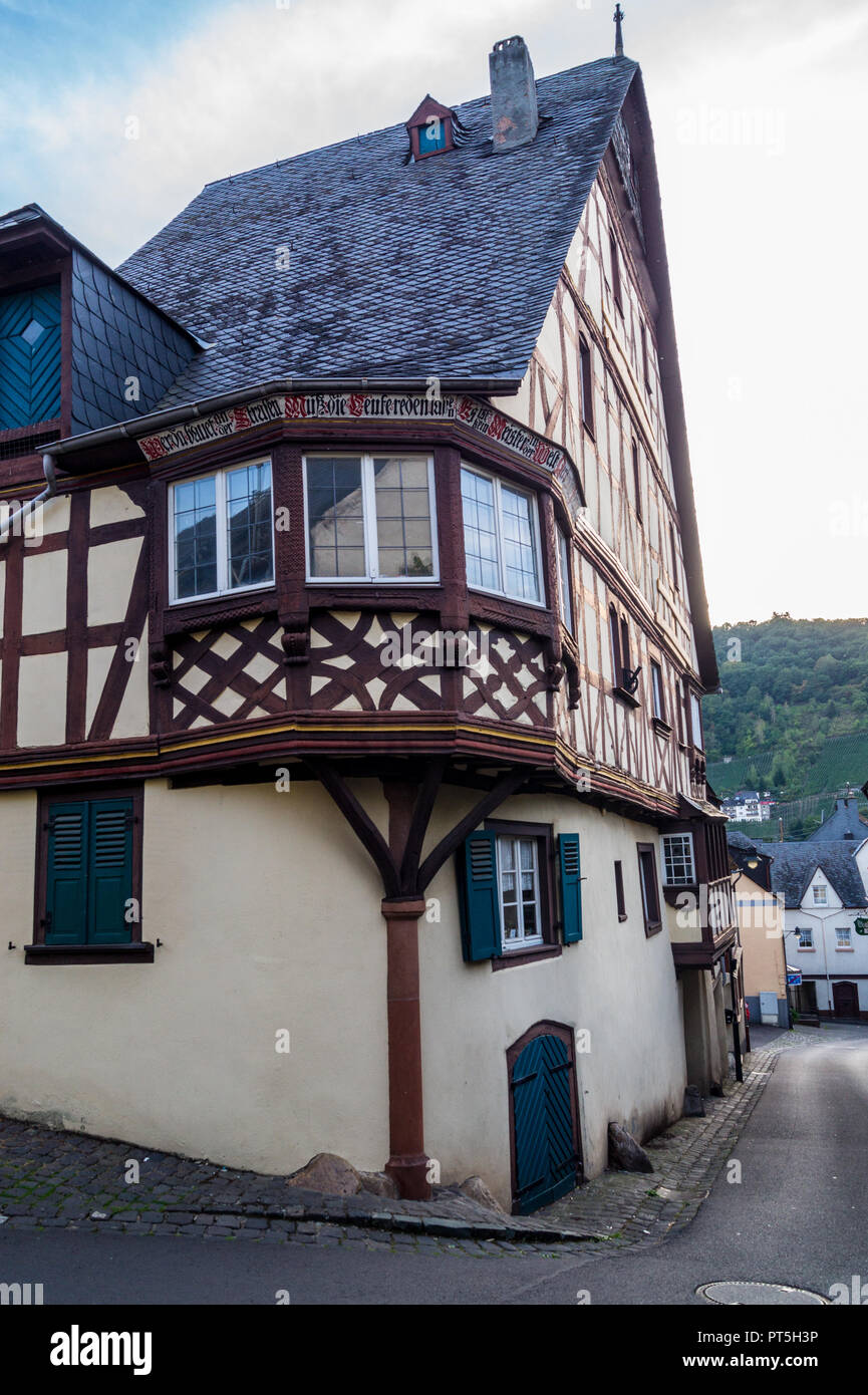 Fachwerk semi-case con travi di legno a Enkirch villaggio del vino weindorf, , valle di Mosel, Renania-Palatinato, Germania Foto Stock