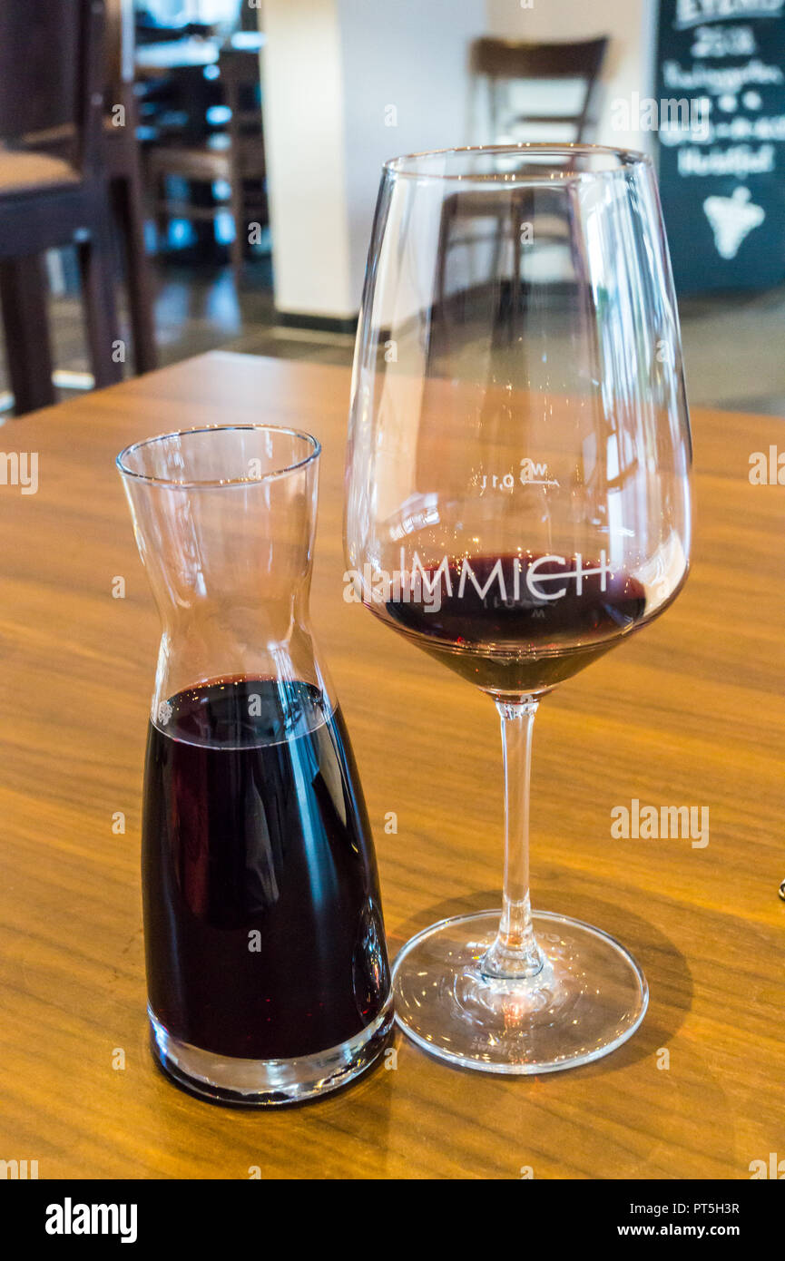 Dornfelder vino rosso ottenuto da Immich-Anker in un 200ml caraffa e un vetro inciso, Enkirch, sul fiume Mosella, Renania-Palatinato, Germania Foto Stock