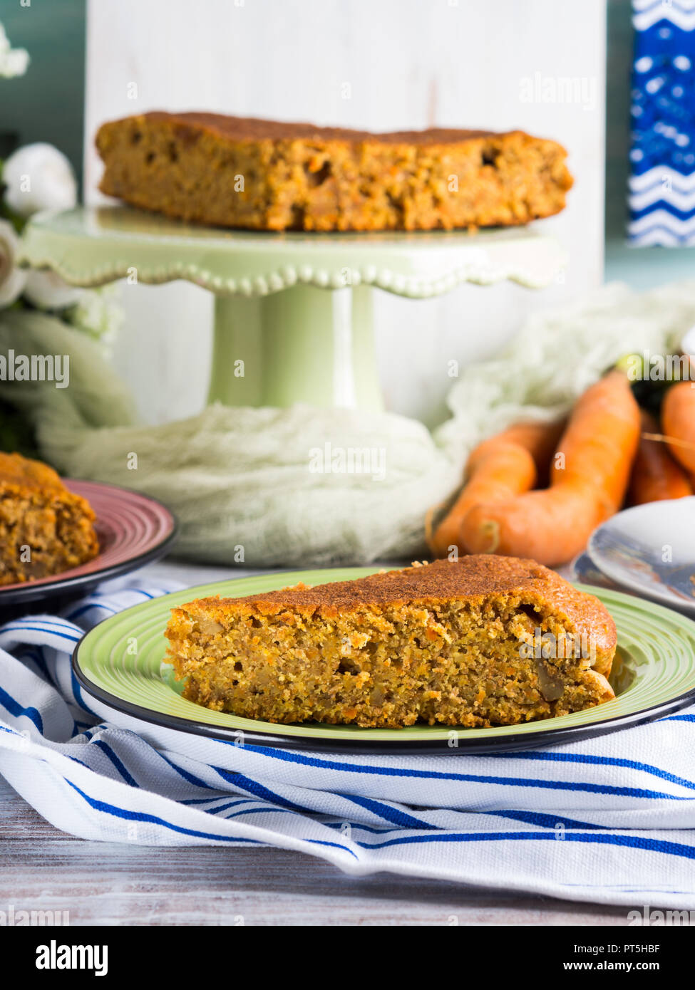 Speziata torta di carote con noci e cannella con colazione impostazione dello sfondo Foto Stock