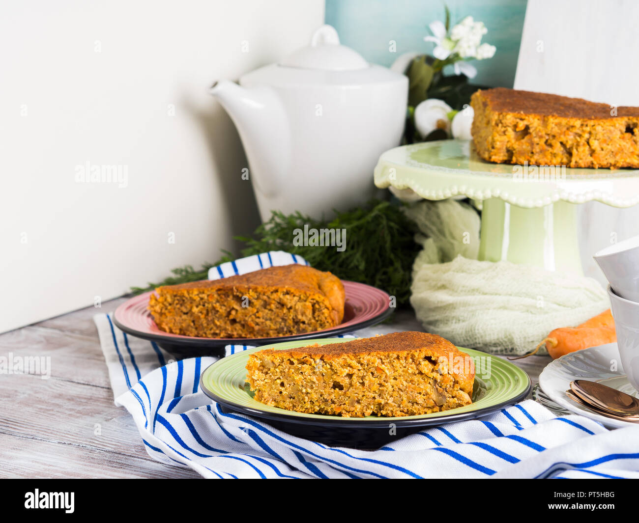 Speziata torta di carote con noci e cannella con colazione impostazione dello sfondo Foto Stock