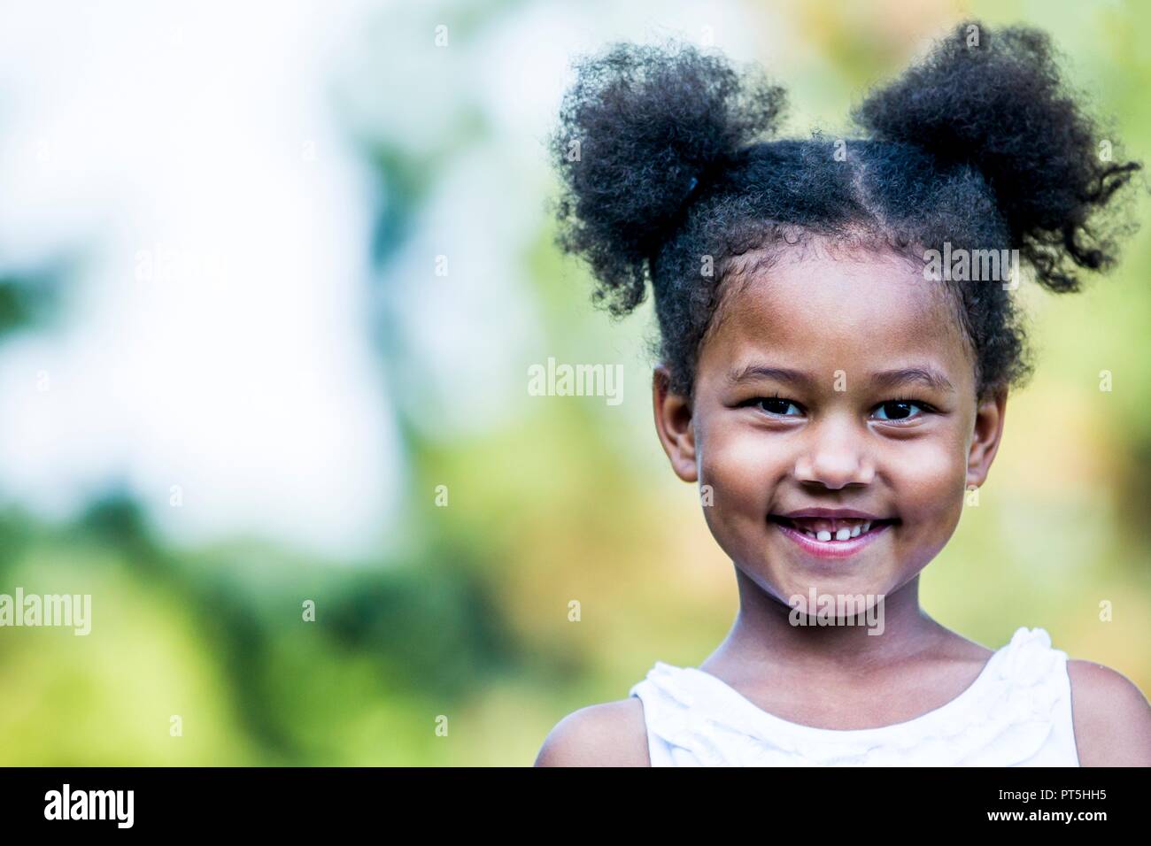 Ritratto di ragazza sorridente, close-up. Foto Stock