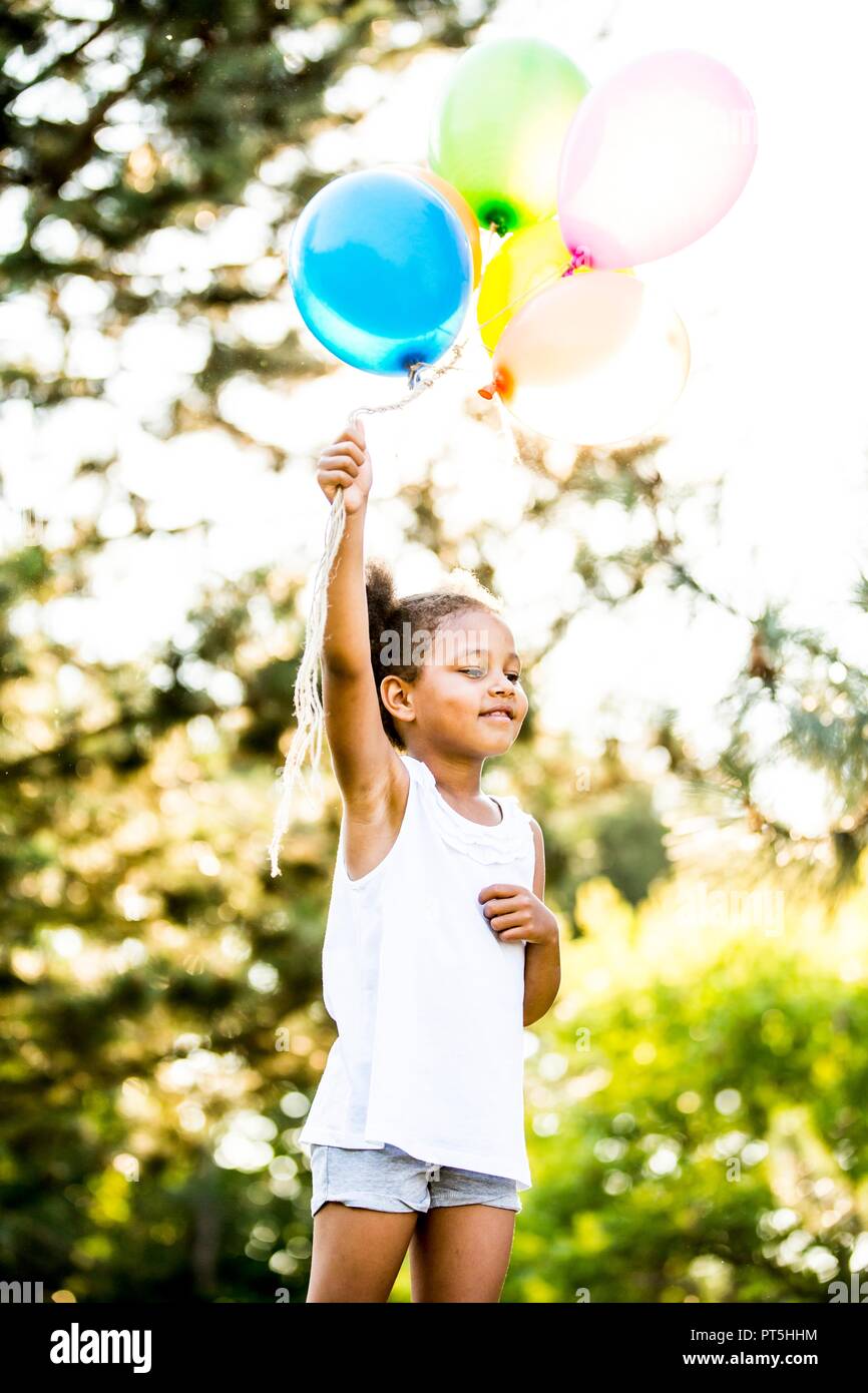 Ragazza con mazzo di palloncini in park. Foto Stock