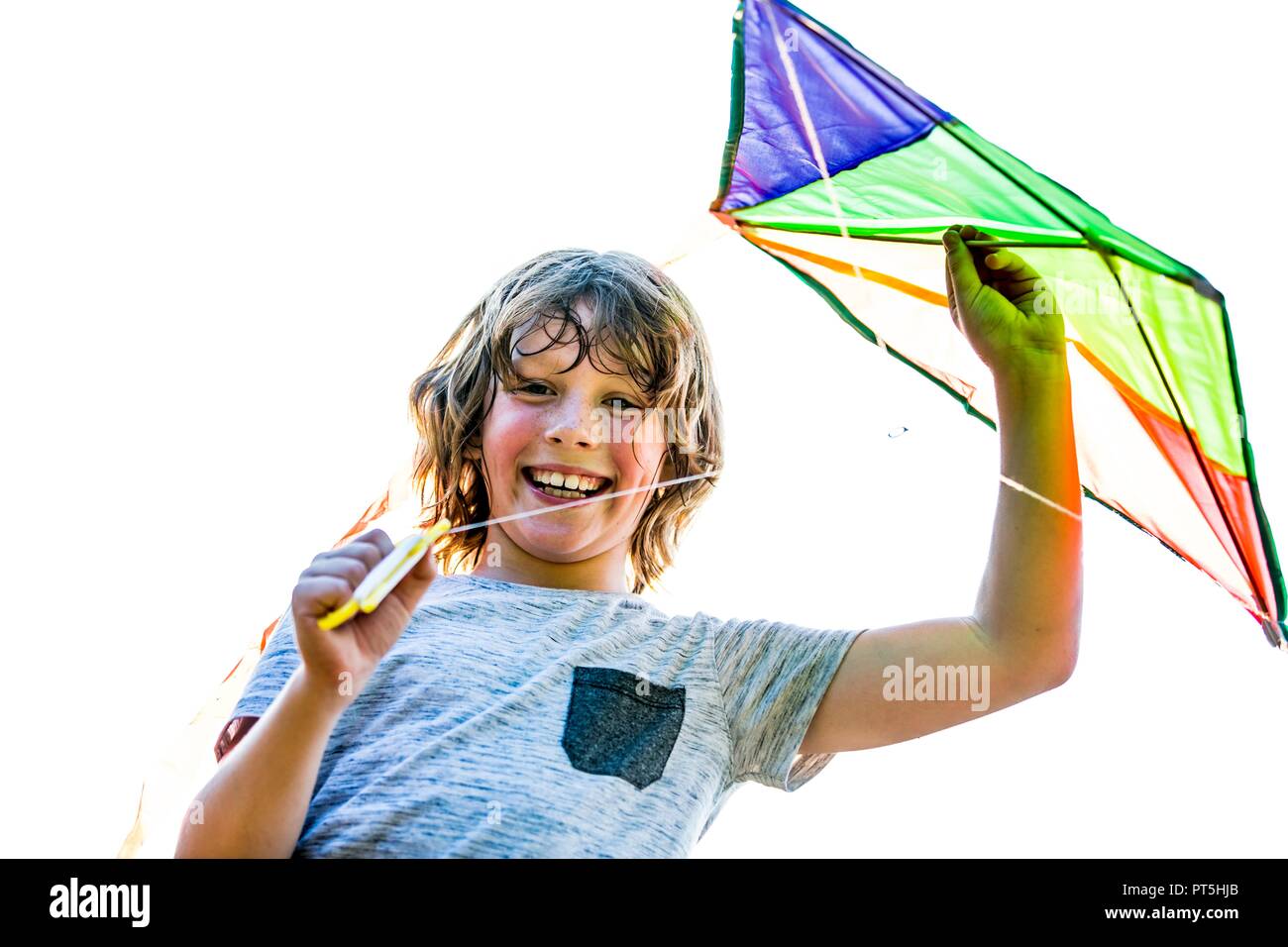 Ragazzo tenendo il kite in park, sorridente. Foto Stock