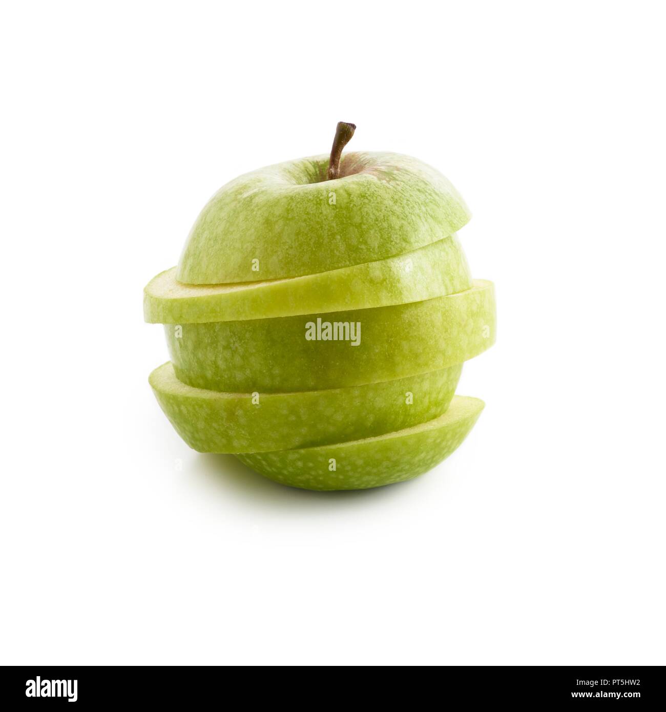 Fette di mela verde contro uno sfondo bianco. Foto Stock