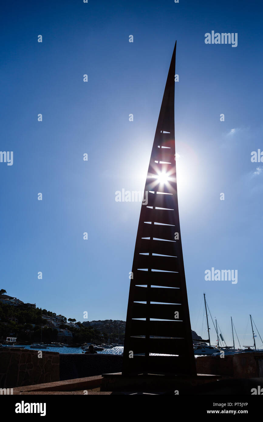 Europa Spagna Nord Sud El, porto in Andrax, barca a vela con la scultura di Porto Andrax in controluce con raggi solari Foto Stock