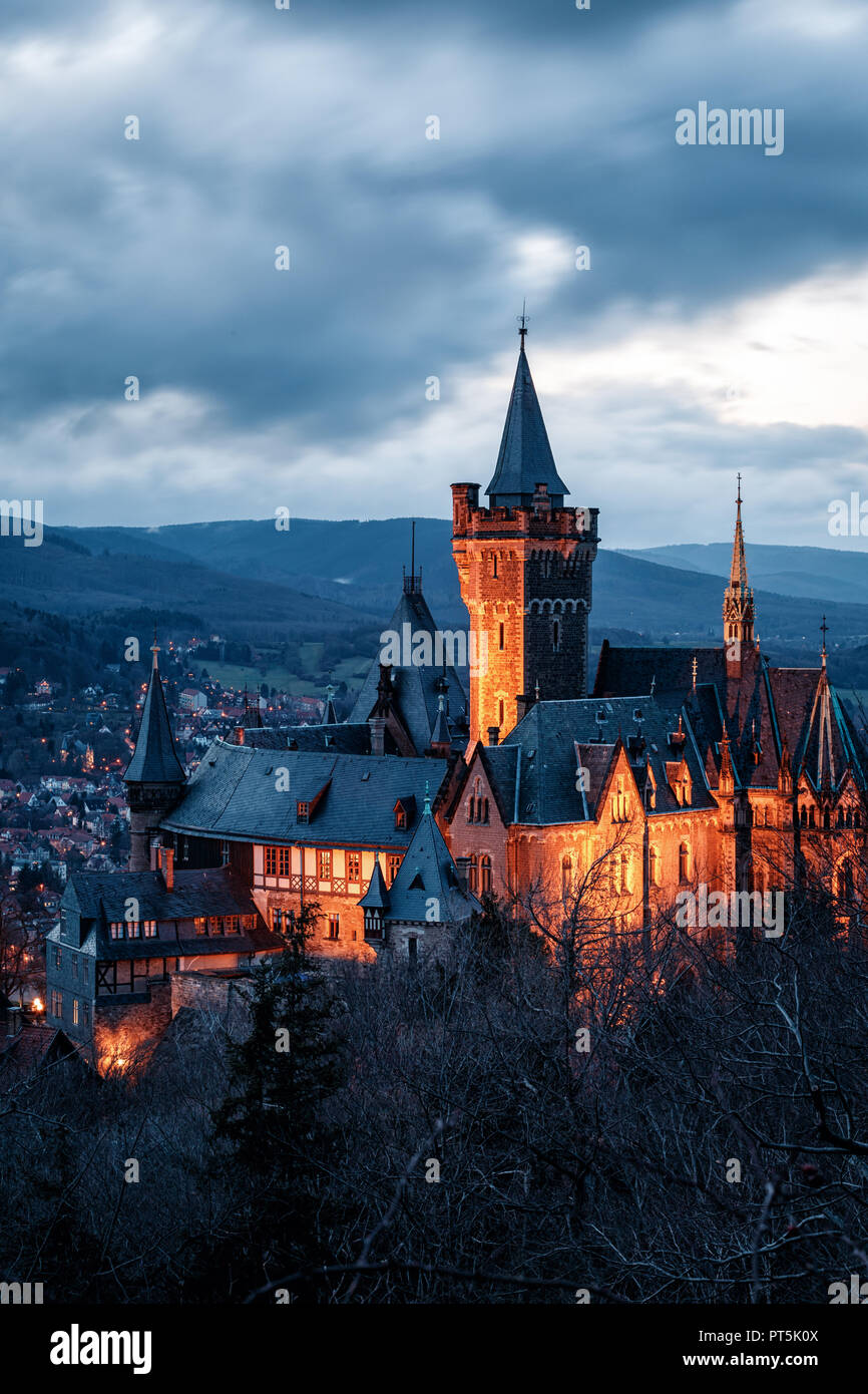 Wernigerode castle al crepuscolo con illuminazione, Sassonia-Anhalt, Germania, Ritratto Foto Stock