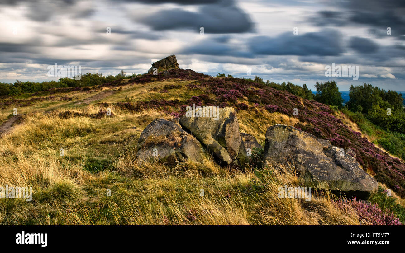 Pietra Ashover e spostamento di nuvole, il Peak District, Inghilterra (3) Foto Stock