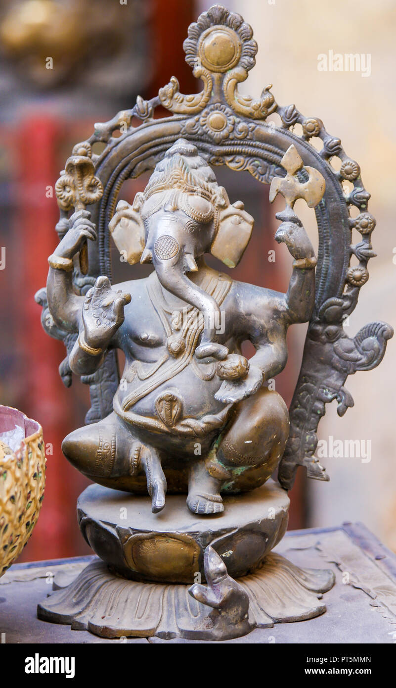 Piccola statua di Ganesha, uno dei più noti e si prostrò davanti a divinità del pantheon Hindu, in Jaisalmer Fort nel Rajasthan, India. Foto Stock