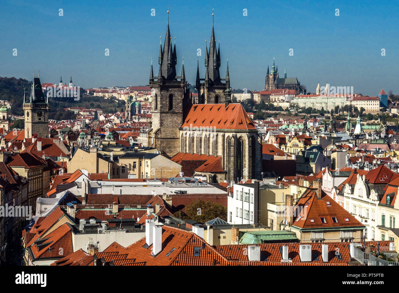 Panoramica del Castello di Praga Praga Repubblica Ceca Europa città città europea Tyn Chiesa di nostra Signora prima di Tyn Praga monumenti storici edifici storici Foto Stock