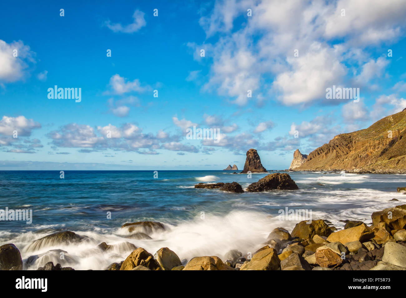 Bellissima vista sul spruzzi delle onde della costa ruvida a Benijo spiaggia di Tenerife - Spagna. Foto Stock