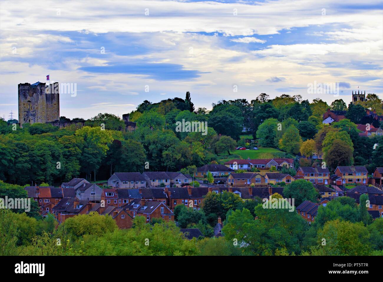 Preso da un poco noto punto panoramico per catturare Conisbrough Castle, la città e la chiesa di San Pietro, all'interno di un'immagine. Foto Stock