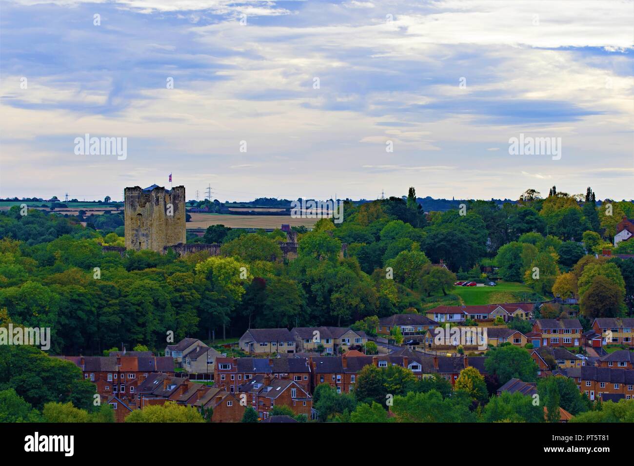 Preso da un poco noto punto panoramico per catturare Conisbrough Castle, la città e la chiesa di San Pietro, all'interno di un'immagine. Foto Stock