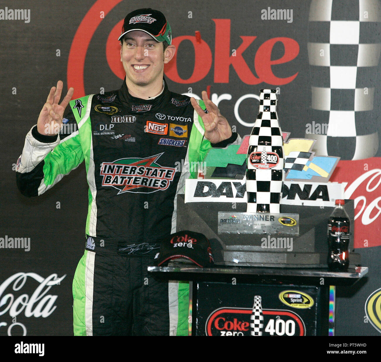 Kyle Busch festeggia conquistando la NASCAR Sprint Cup Coke Zero 400 al Daytona International Speedway di Daytona Beach, Florida il 5 luglio 2008. Foto Stock