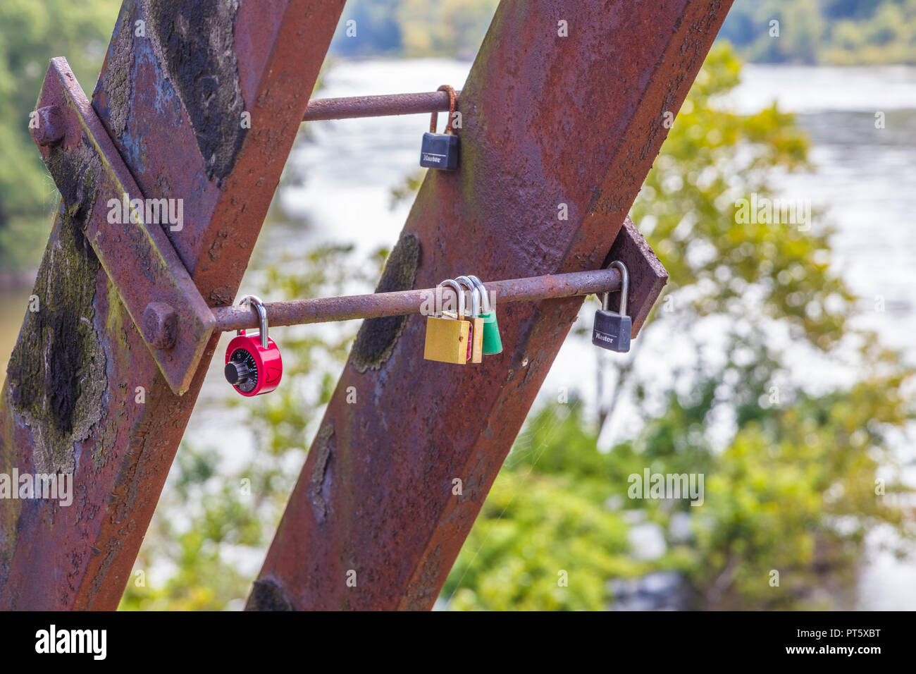 Amore si blocca sulla Appalachian Trail passeggiata sul ponte ferroviario nel corso superiore del fiume Potomac in harpers Ferry National Historical Park in West Virginia Foto Stock