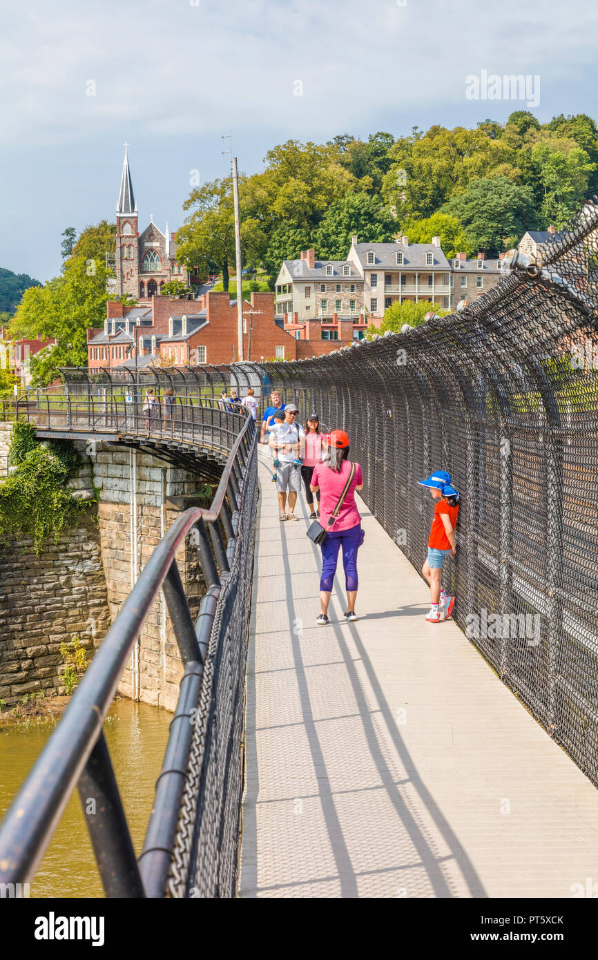 Appalachian Trail passeggiata sul ponte ferroviario nel corso superiore del fiume Potomac in harpers Ferry National Historical Park in West Virginia Foto Stock