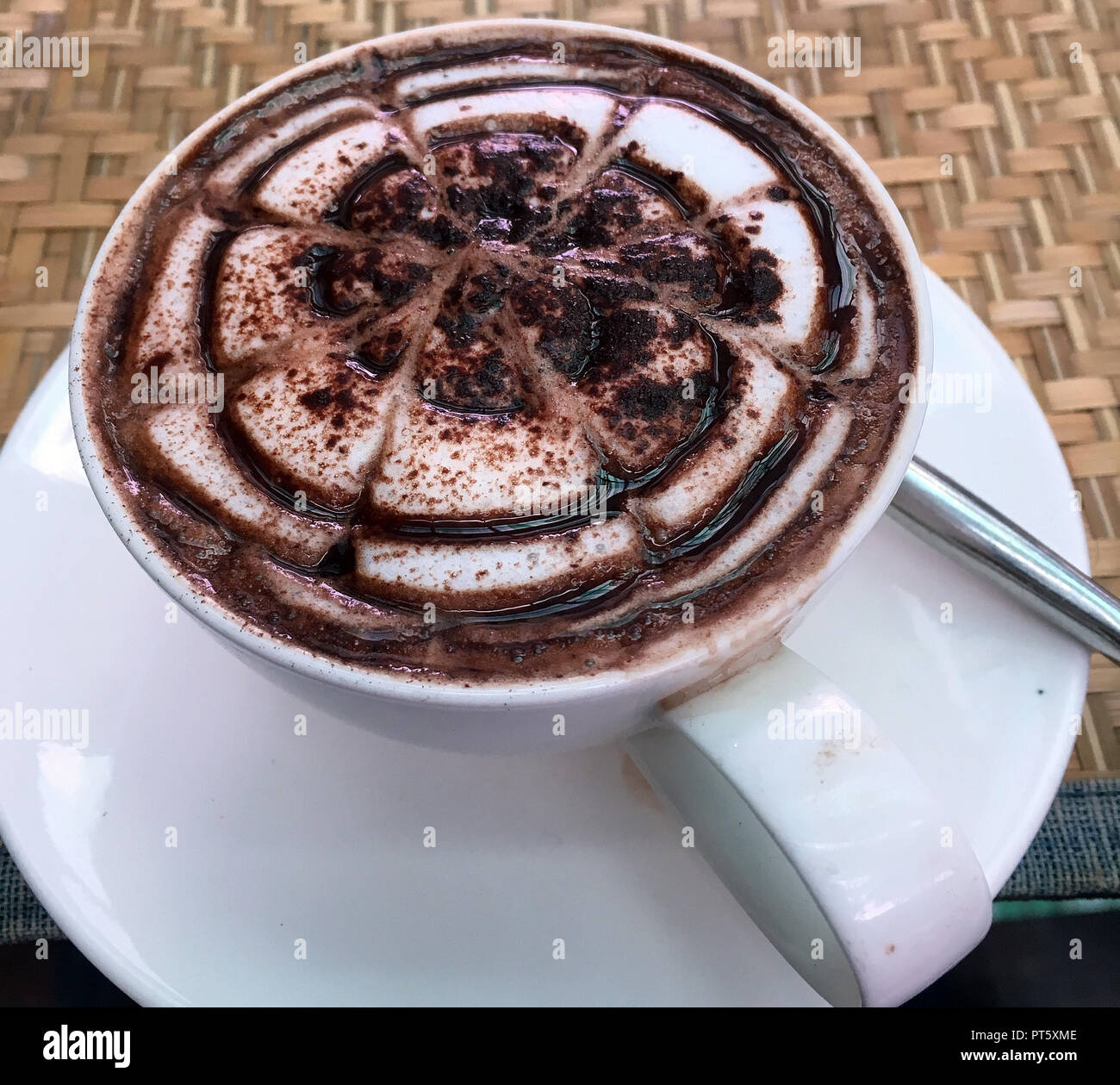 Cioccolata calda in corrispondenza di Ock Pop Tok cafe in Luang Prabang Foto Stock