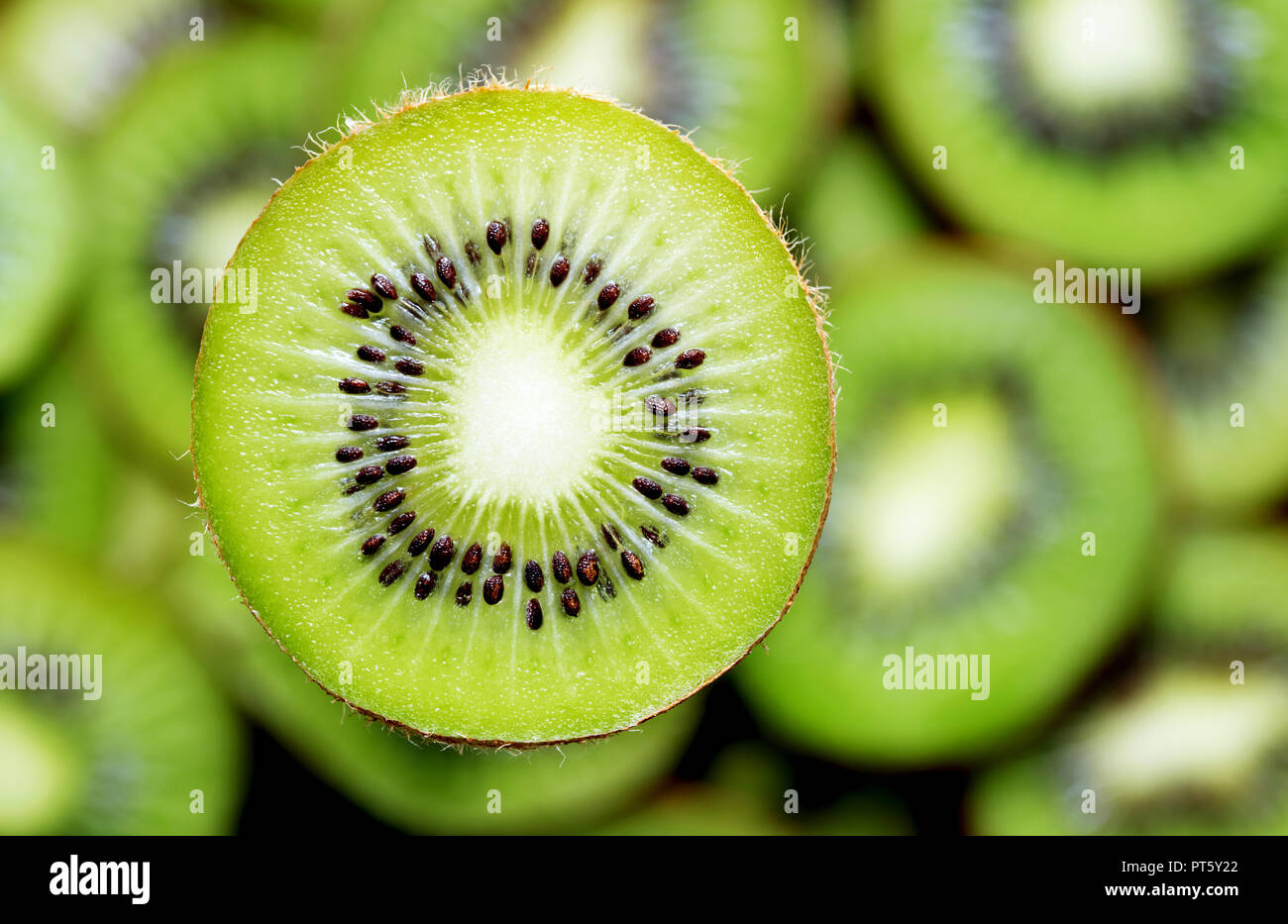 Vista ravvicinata di kiwi fetta su fette di kiwi sfondo Foto Stock