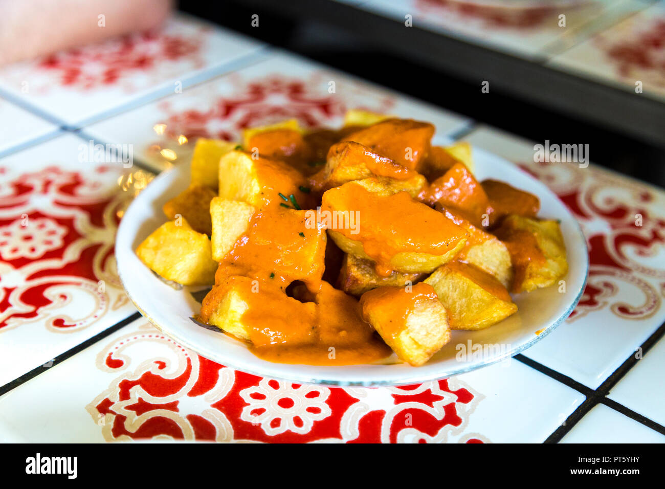 Tapas tradizionali spagnole piatto Patatas bianche in salsa servito presso un ristorante, Barcellona, Spagna Foto Stock