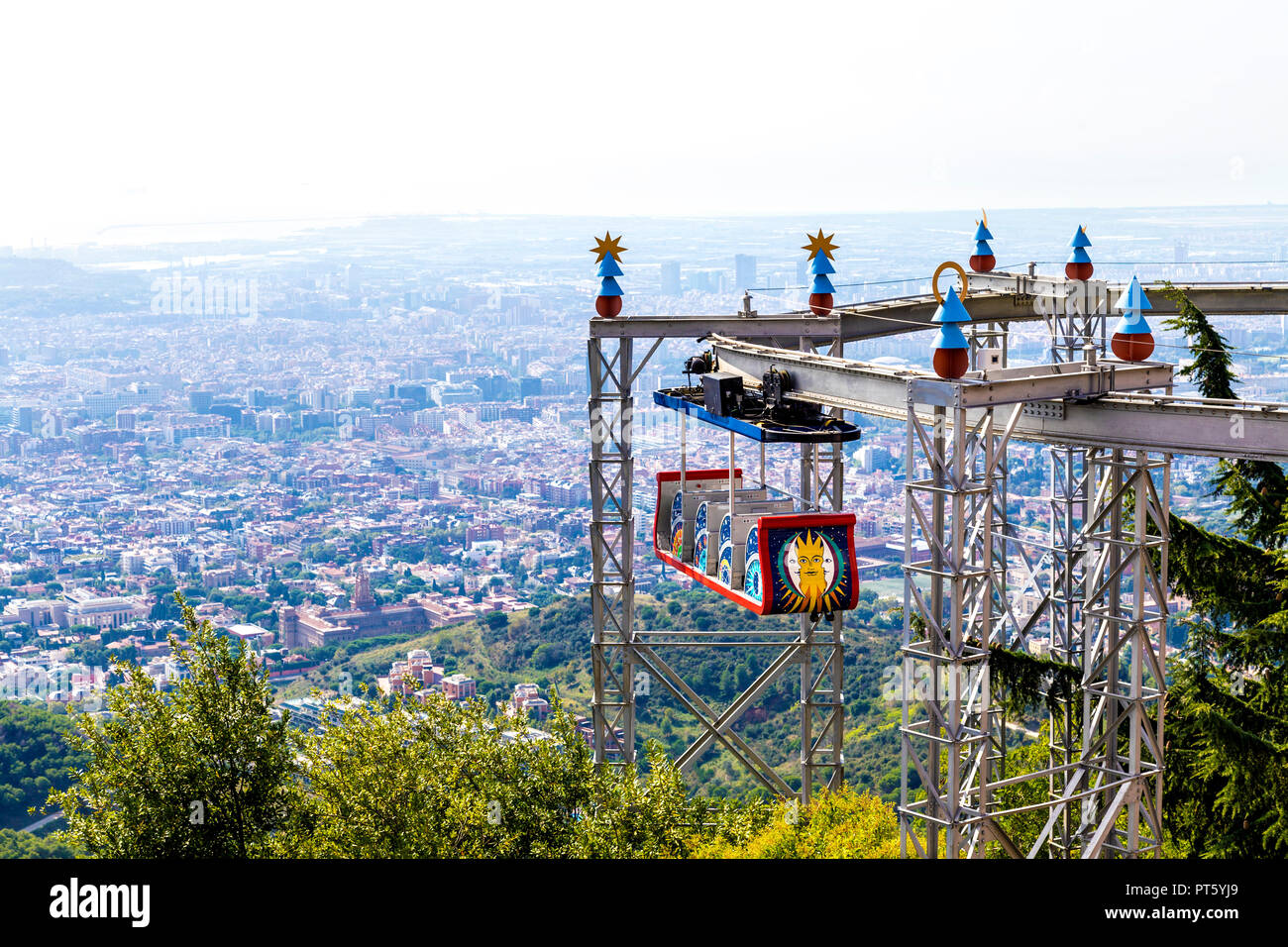 L'antenna Embruixabruixes ferroviari con Barcellona in background al Parco di Divertimenti di Tibidabo, Barcellona, Spagna Foto Stock