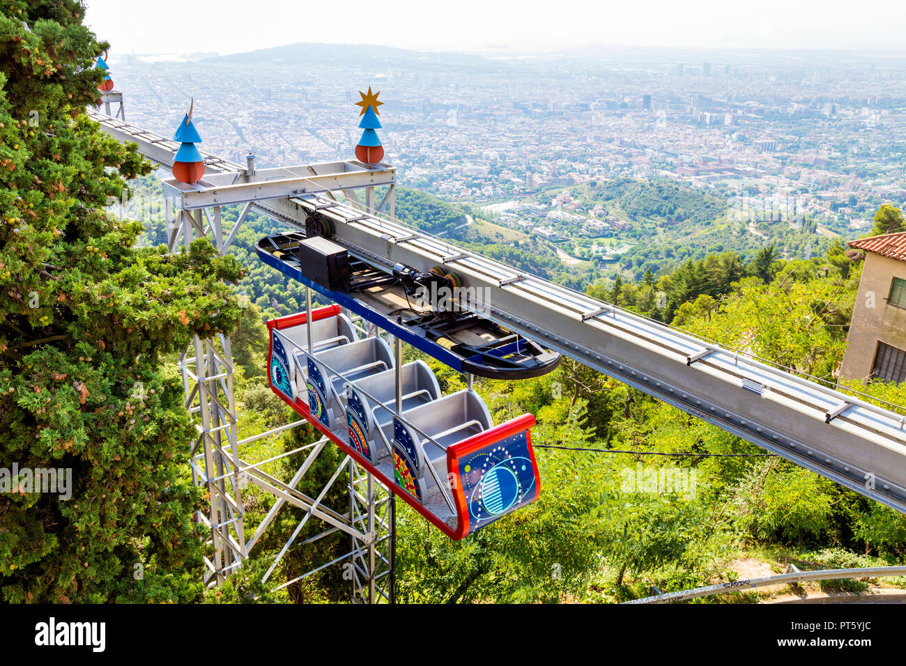 L'antenna Embruixabruixes ferroviari con Barcellona in background al Parco di Divertimenti di Tibidabo, Barcellona, Spagna Foto Stock