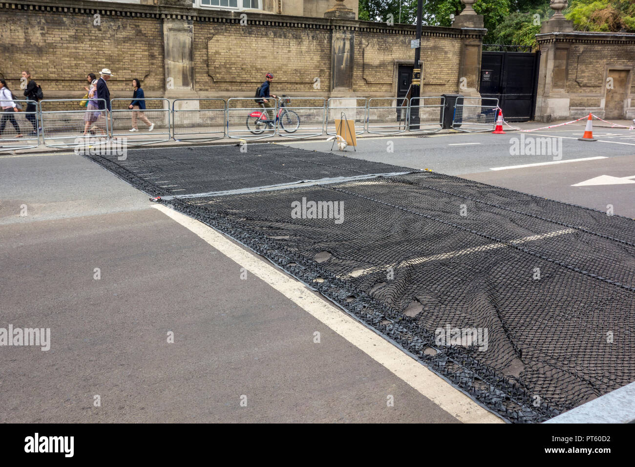 Polizia anti-terrorismo 'Taloni' dispositivo, un veicolo di arresto dentato per net progettate per fermare i veicoli fino a 17 tonnellate, Buckingham Gate Westminster, Londra Foto Stock