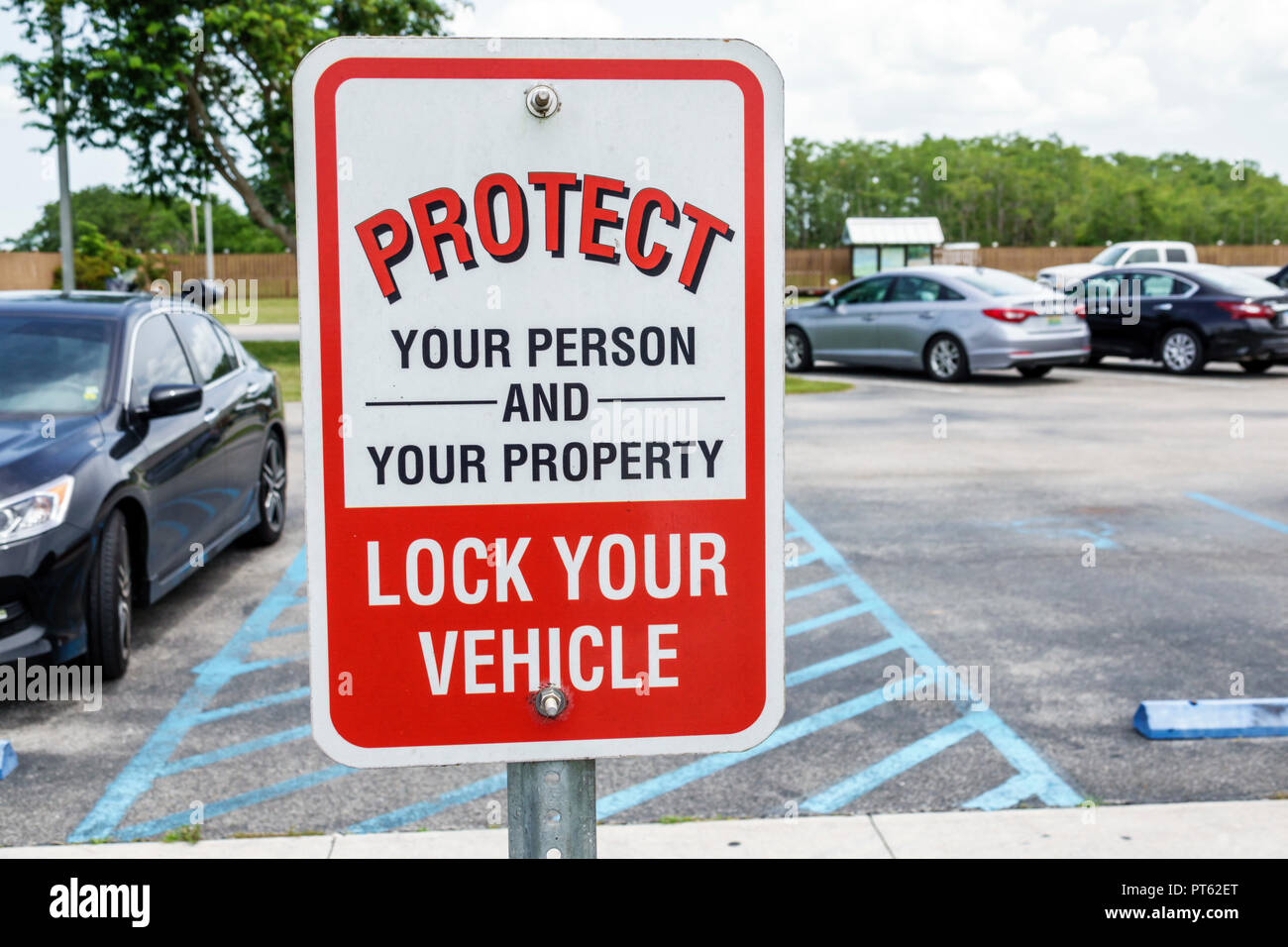 Florida, Everglades, Big Cypress National Preserve, parcheggio, cartello, bloccare la proprietà di protezione del veicolo, Oasis Visitor Center, FL180731023 Foto Stock