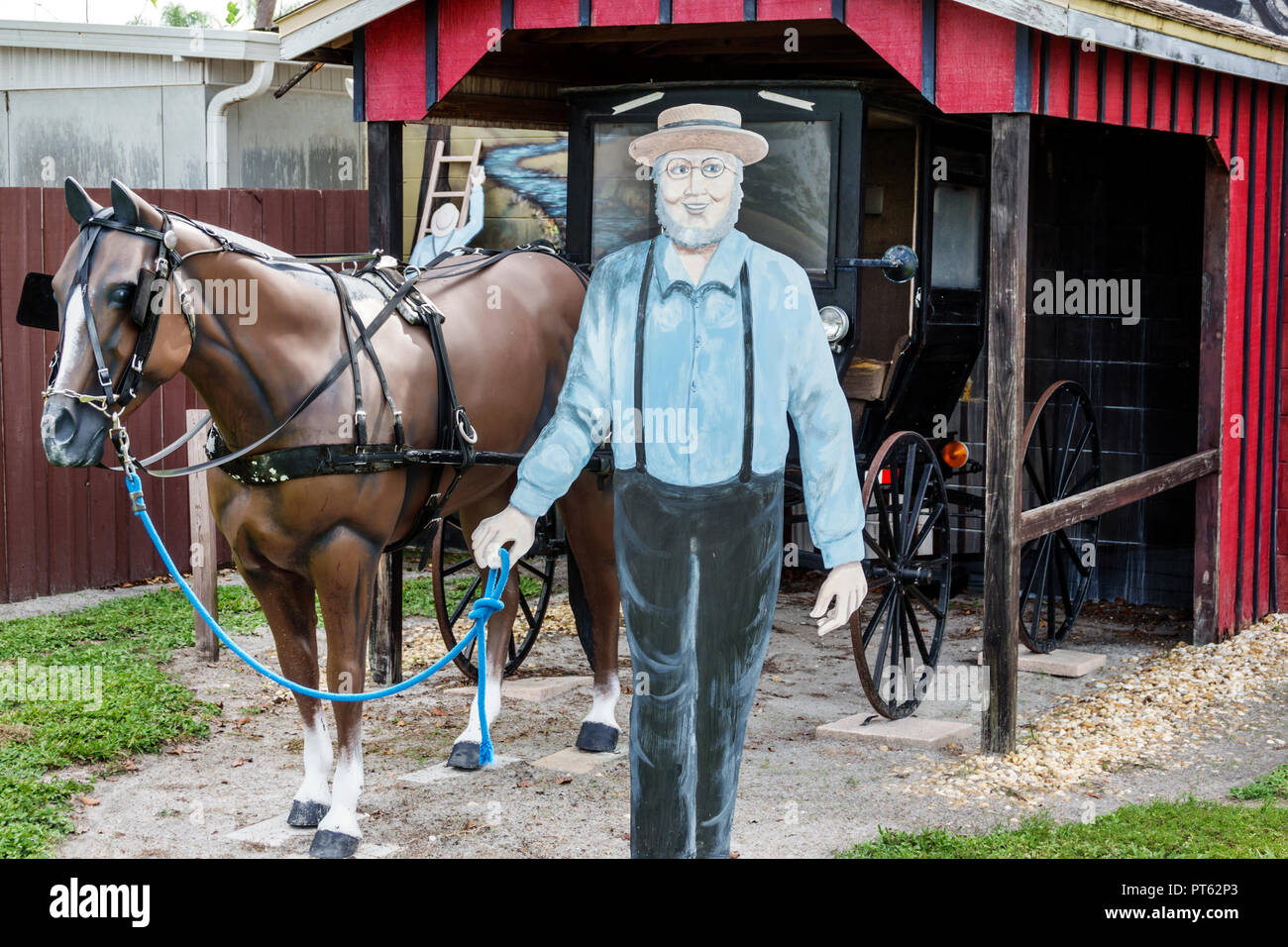 Sarasota Florida,Pinecraft Pine Craft,comunità Amish,umorismo,taglio a grandezza naturale,uomo uomo maschio,cavallo buggy,FL180731030 Foto Stock