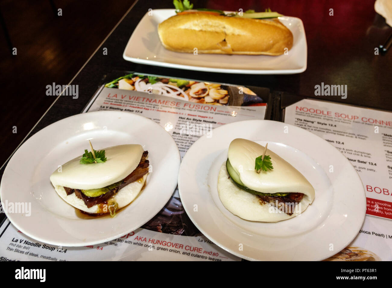 San Pietroburgo Florida, Central Avenue, la V Vietnamese Fusion, ristorante ristoranti cibo ristoranti caffè, interno, banh bao kep gamberi Foto Stock