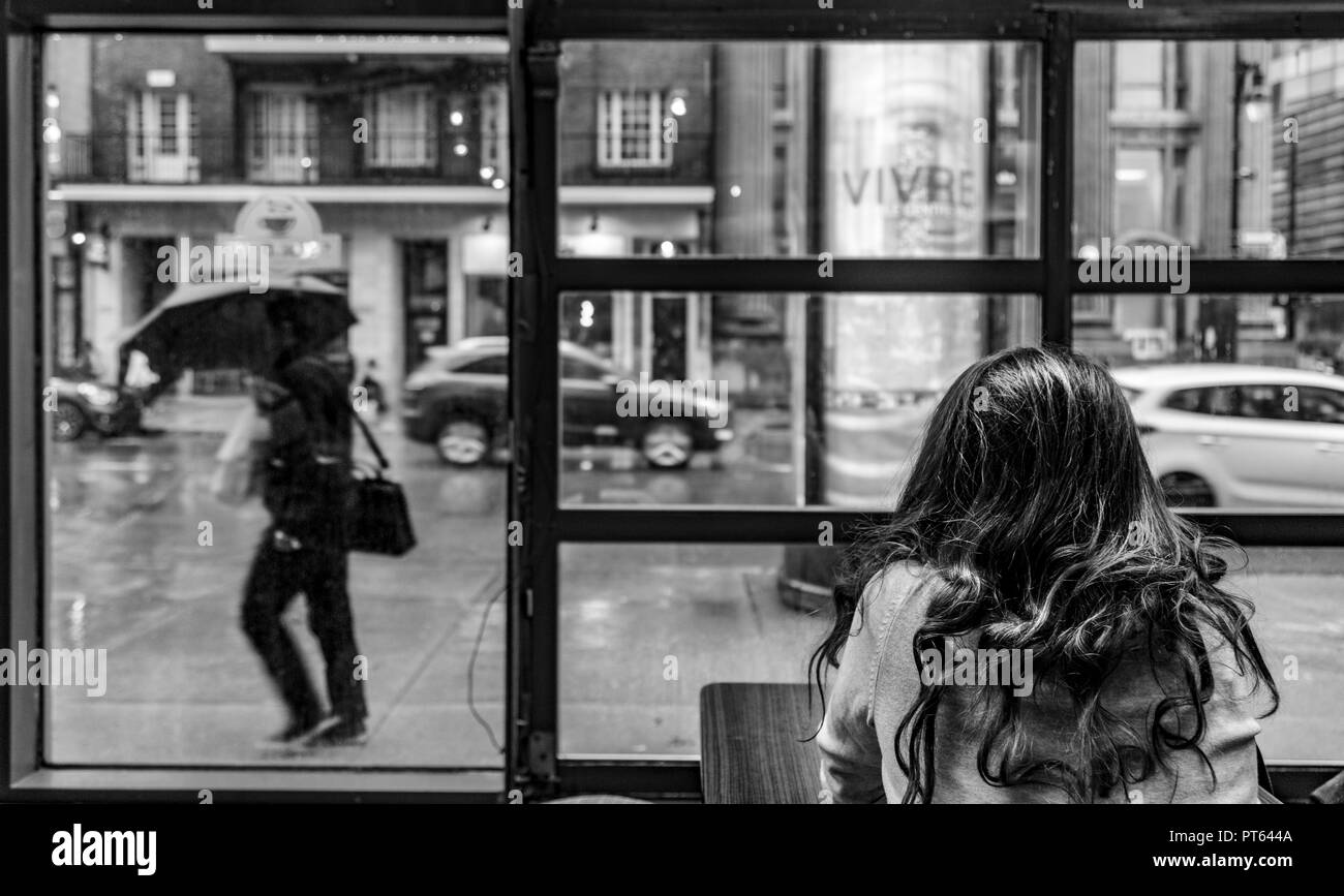 Ragazza nel cafe Foto Stock