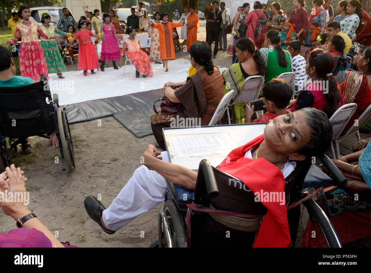 Kolkata, India. 06 ott 2018. I genitori e i bambini che soffrono di paralisi cerebrale e di assistente sociale di partecipare a un programma culturale per celebrare il mondo paralisi cerebrale giorno. Mondo paralisi cerebrale Giorno annuale osserva il 6 ottobre per celebrare e affermare la vita di 17 milioni di persone che vivono con paralisi cerebrale (CP). Credito: Saikat Paolo/Pacific Press/Alamy Live News Foto Stock