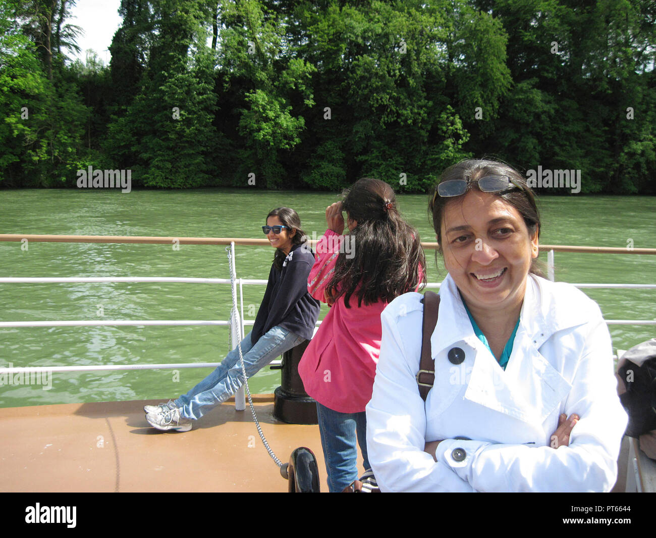 Madre e 2 Figlie su una crociera in barca sul fiume Reno, Basilea, Svizzera Foto Stock