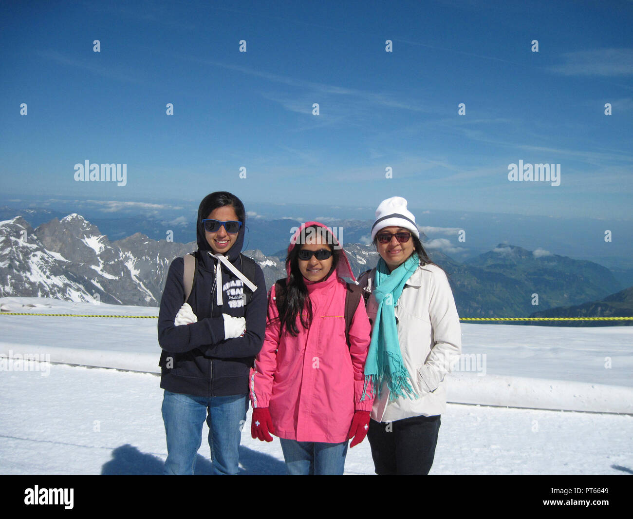La MADRE E LE SUE DUE FIGLIE IN VACANZA SU Monte Titlis, Svizzera Foto Stock