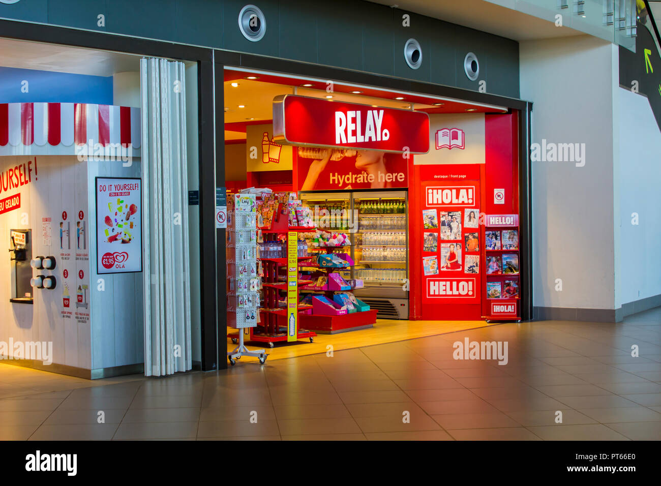 5 ottobre 2018 un piccolo negozio di relè nel Faro Partenze Aeroporto terminale. Aperto per la vendita di dolciumi, bevande gassate, succhi di frutta e acqua Foto Stock