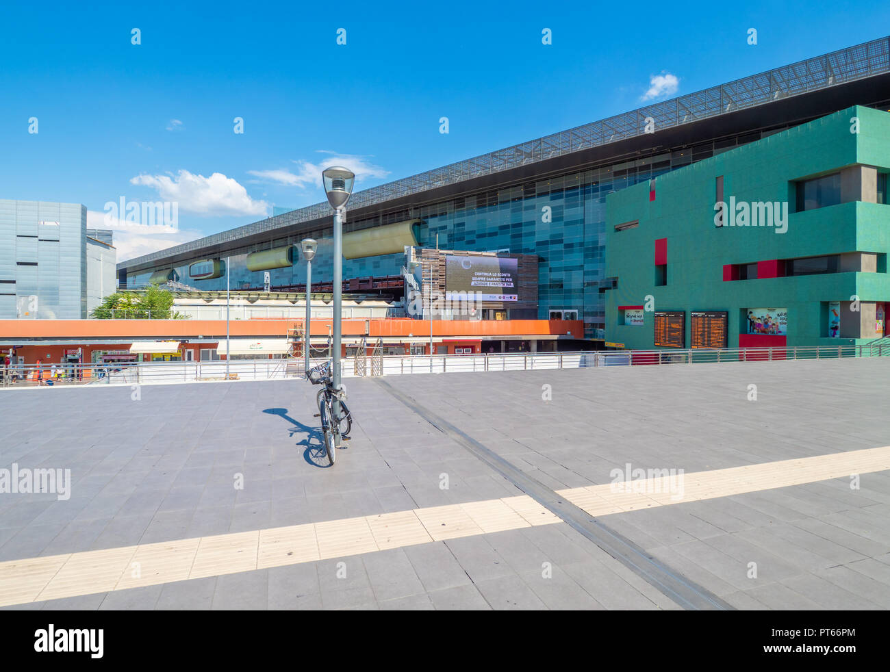 Roma, Italia - il moderno quartiere Tiburtino vicino alla stazione di Roma Tiburtina, visitati durante una domenica d'estate. Qui gli edifici moderni con vetro. Foto Stock