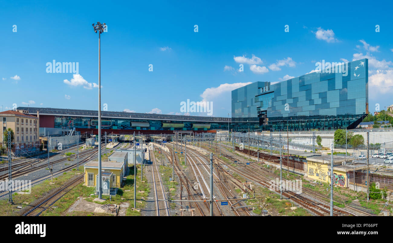 Roma, Italia - il moderno quartiere Tiburtino vicino alla stazione di Roma Tiburtina, visitati durante una domenica d'estate. Qui gli edifici moderni con vetro. Foto Stock