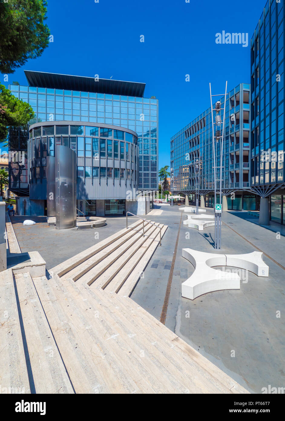 Roma Italia Il Moderno Quartiere Tiburtino Vicino Alla Stazione Di Roma Tiburtina Visitati Durante Una Domenica D Estate Qui Gli Edifici Moderni Con Vetro Foto Stock Alamy
