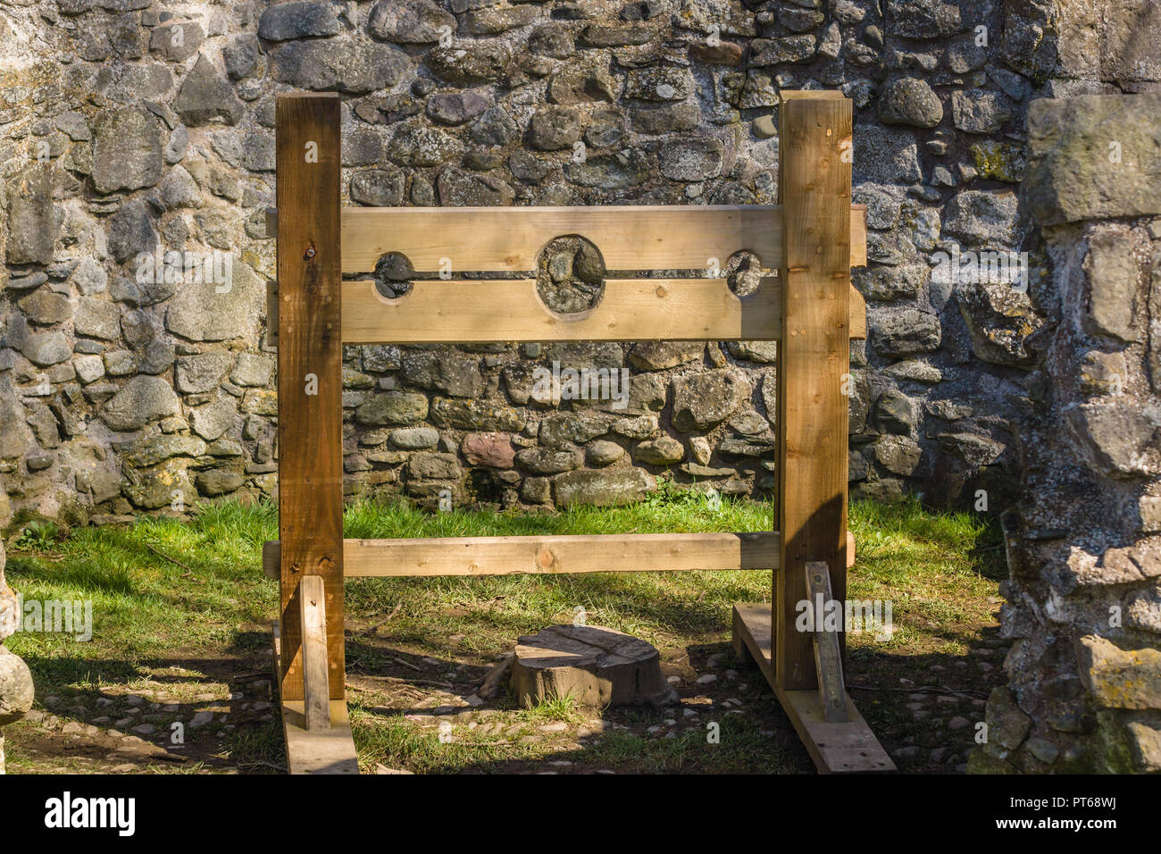 Gogna medievale replica una forma di punizioni corporali utilizzato dal medioevo fino al XIX secolo. Questo esempio è a Whittington nello Shropshire Foto Stock