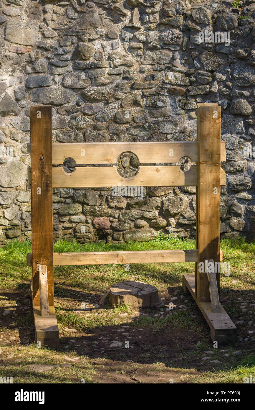 Gogna medievale replica una forma di punizioni corporali utilizzato dal medioevo fino al XIX secolo. Questo esempio è a Whittington nello Shropshire Foto Stock