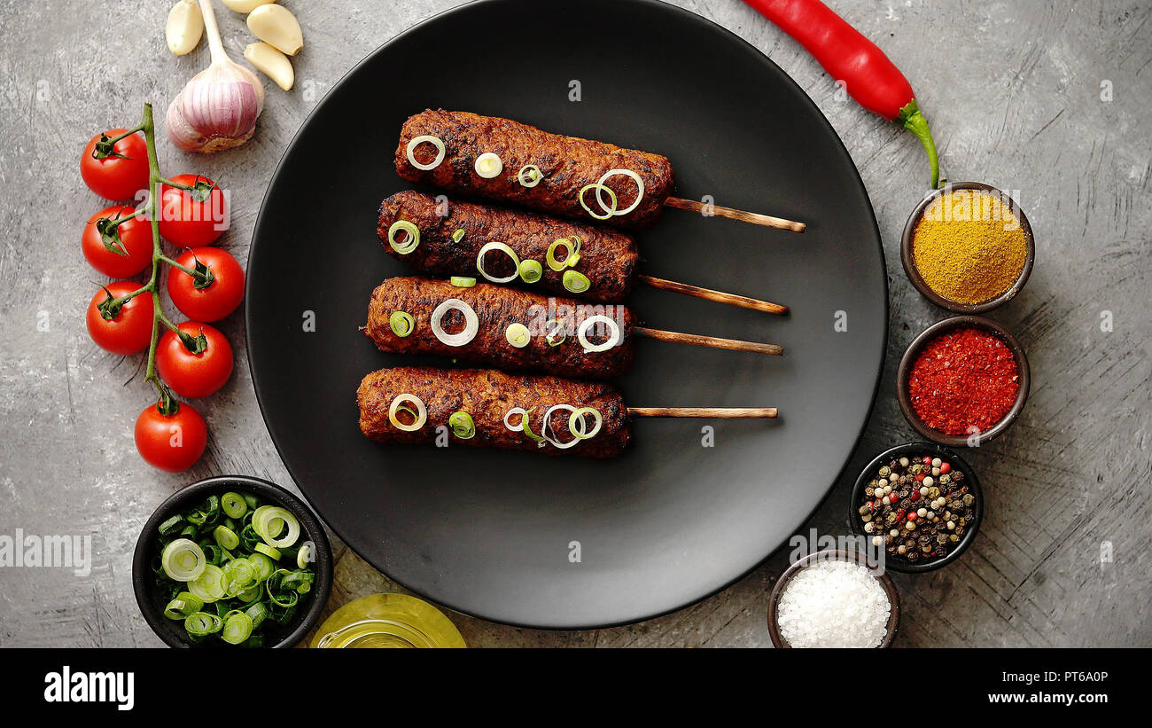 La Turchia alla brace kebab decorate con cipolla fresca Foto Stock