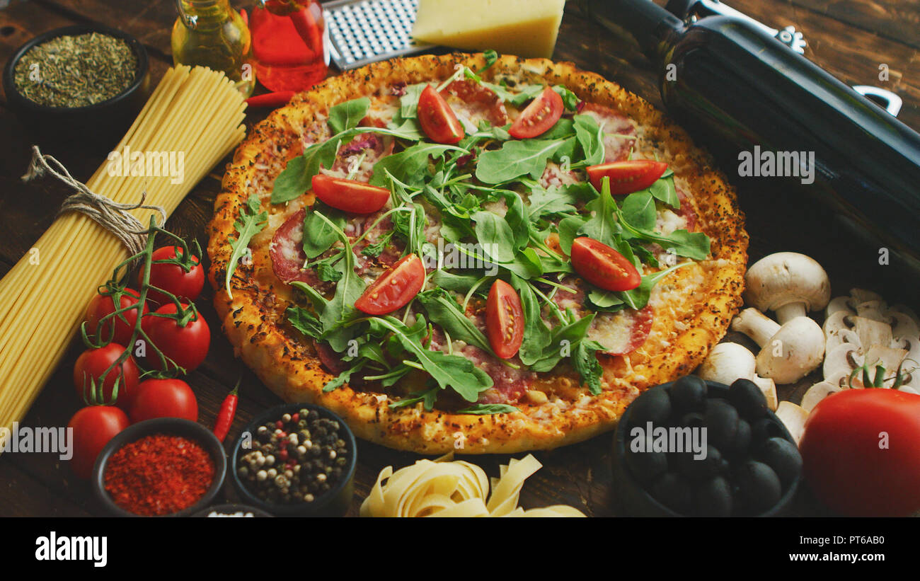 Il cibo italiano sfondo con pizza, pasta e verdure sul tavolo di legno Foto Stock