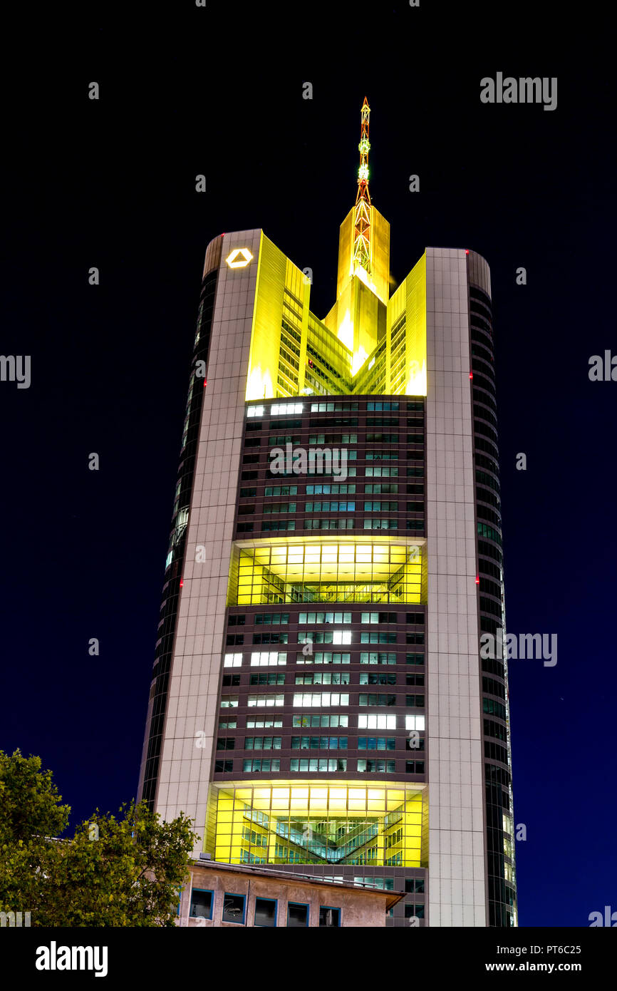 Francoforte, Germania, Ottobre 5th, 2018 - Skycraper del tedesco istituto finanziario Commerzbank nel centro città di Francoforte di notte Foto Stock