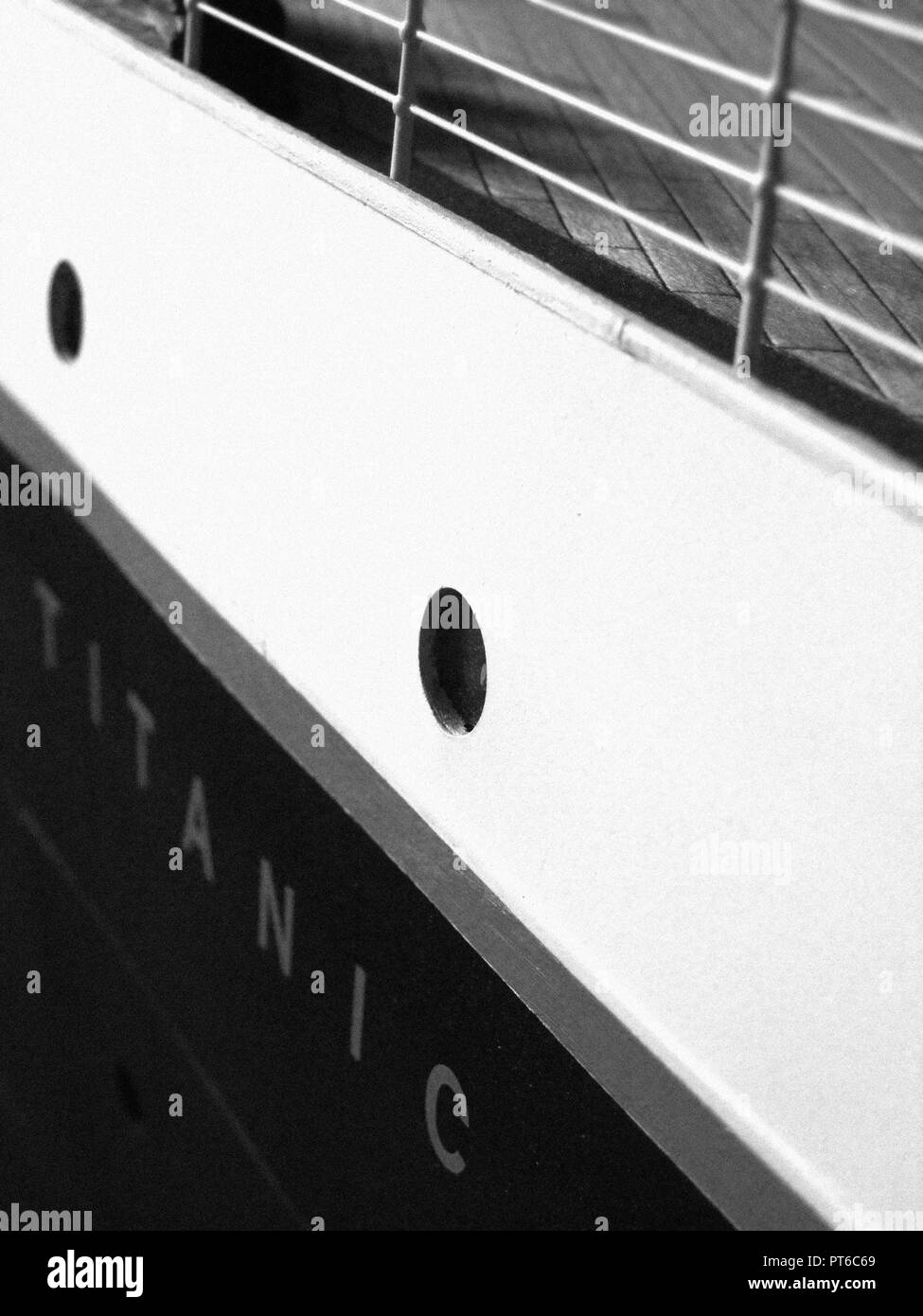 Close up dello scafo e la targhetta di un 1/20th scala costruita su misura RMS Titanic modello / miniatura mostra gli oblò e una porzione del deck ringhiera. Foto Stock