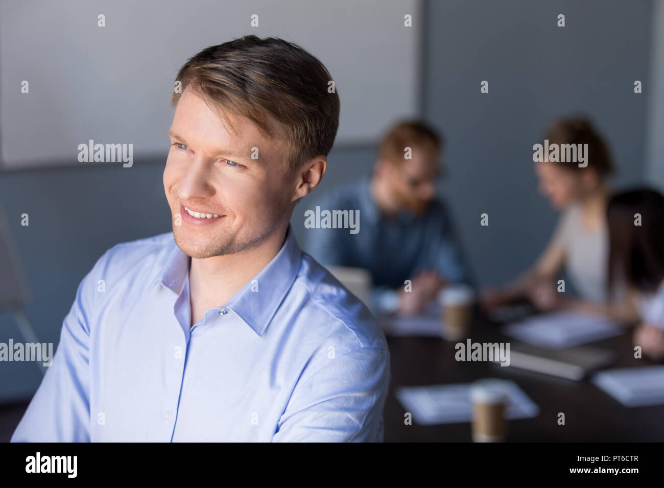 Sorridente medio di età compresa tra i proprietari che guarda lontano sognando il futuro Foto Stock